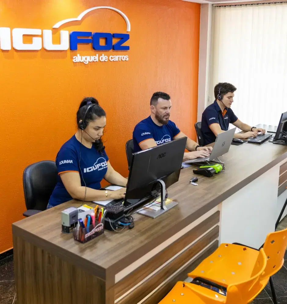 Equipe de atendimento da IguFoz usando headsets na recepção da locadora