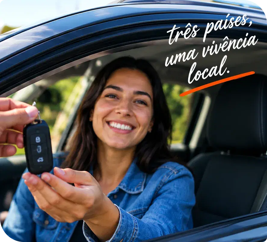 Cliente sorrindo recebendo a chave do carro, com a frase três países, uma vivência local