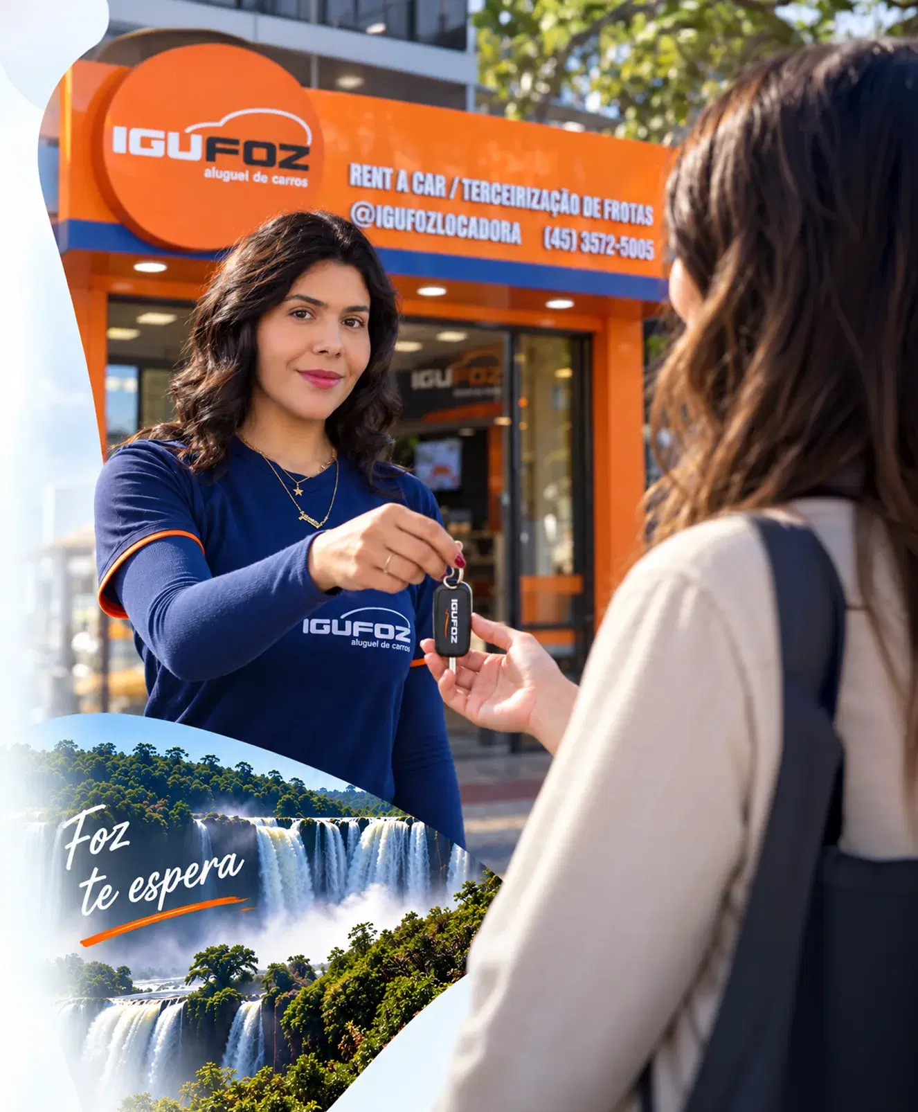Atendente da IguFoz entregando a chave do carro a uma cliente, com as Cataratas do Iguaçu ao fundo e a frase Foz te espera