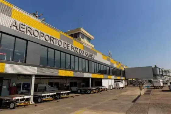 Fachada do Aeroporto Internacional de Foz do Iguaçu, com faixas amarelas e cinza
