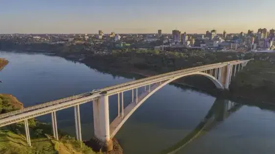 Vista aérea da Ponte da Amizade sobre o Rio Paraná, com Ciudad del Este ao fundo