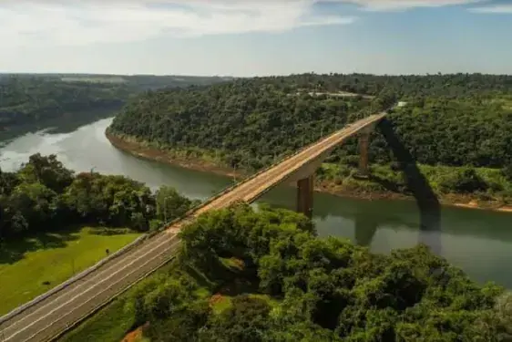 Ponte Tancredo Neves atravessando o Rio Iguaçu entre áreas de mata