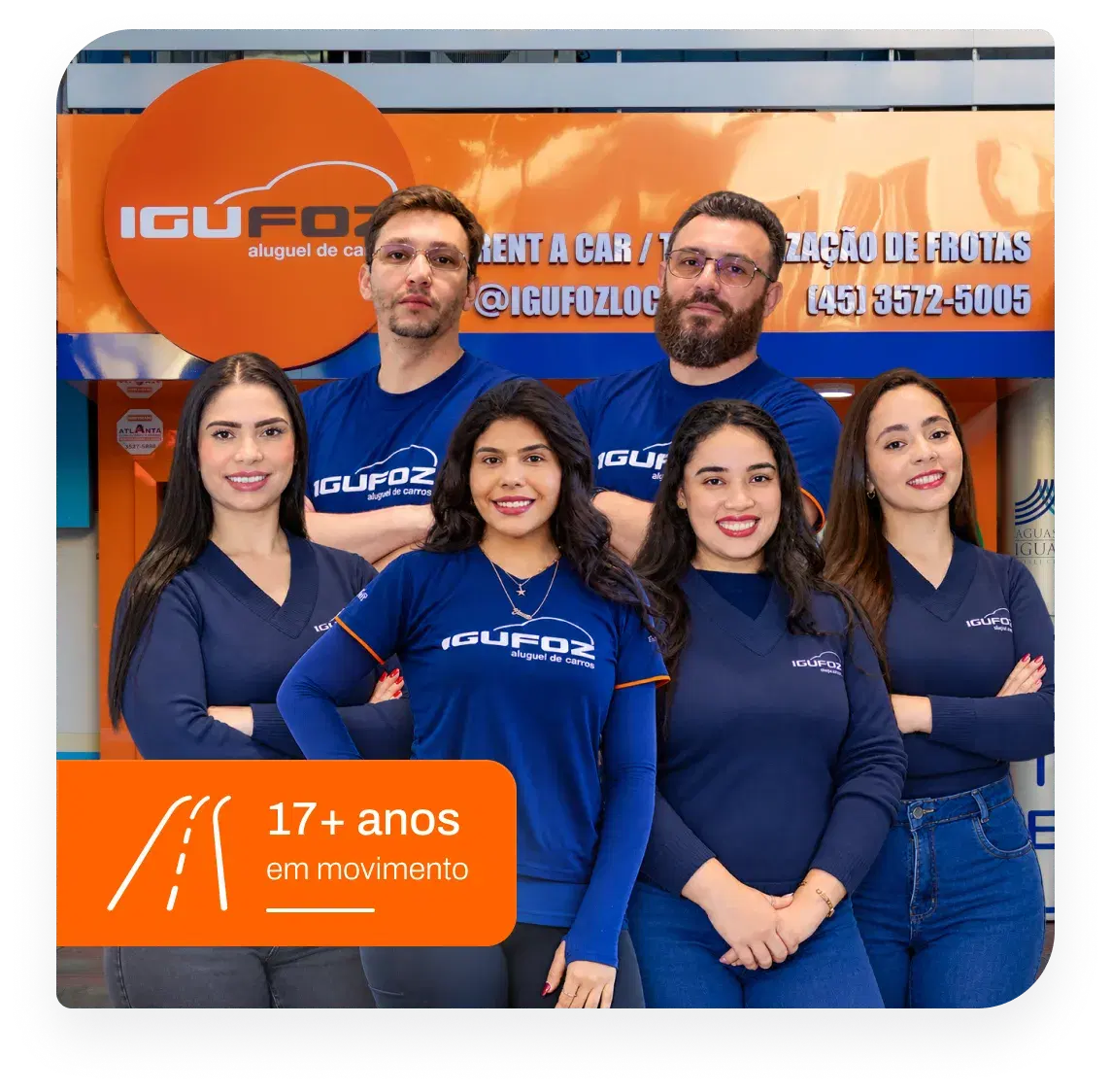 Equipe da IguFoz reunida em frente à loja em Foz do Iguaçu