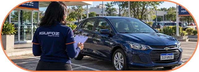 Funcionária da IguFoz inspecionando um Chevrolet Onix